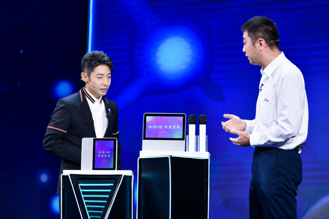 百度集团副总裁、百度智能生活事业群组总经理、小度科技 CEO 景鲲与撒贝宁发布小度新品